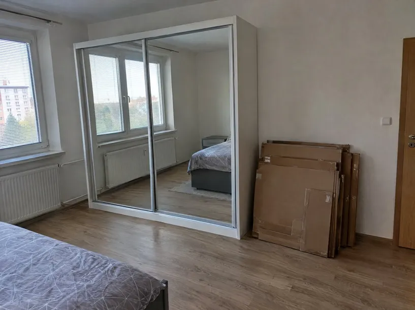 Smontovaná šatní skříň s posuvnými dveřmi
