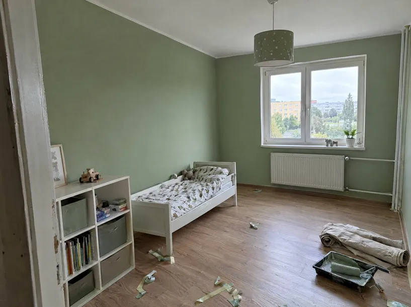 Čerstvě vymalovaný dětský pokoj